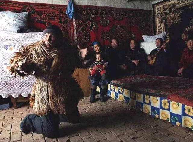 巴里坤：花馍锅盔黑走马，腰鼓声声响震天