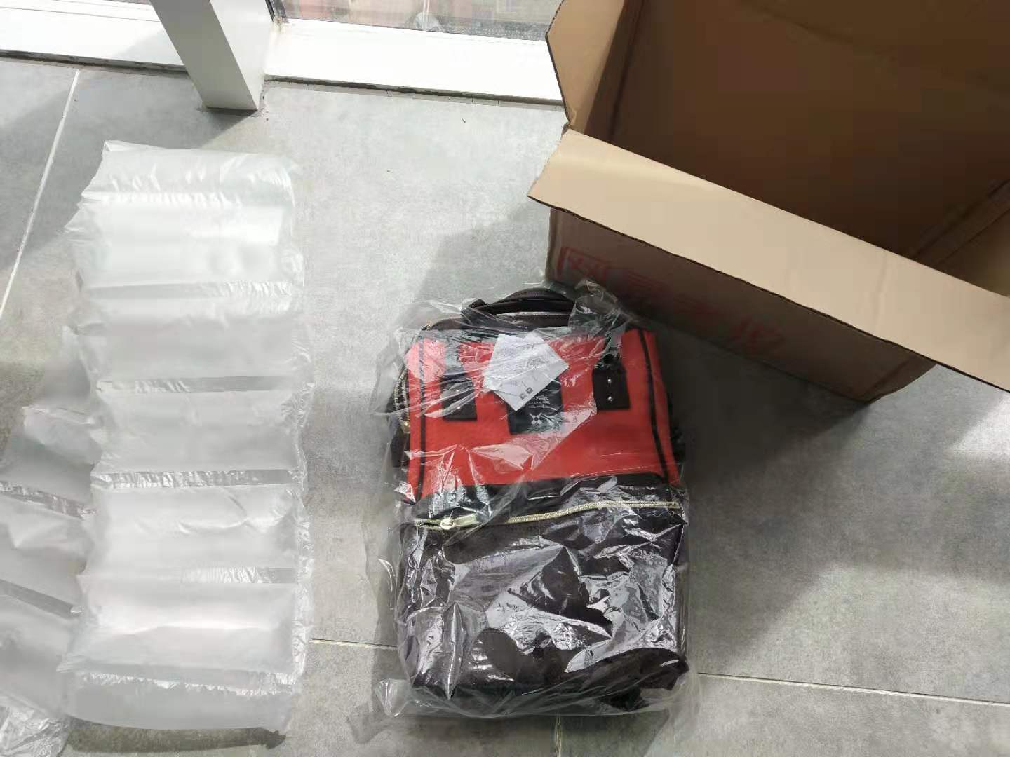 怀疑在考拉买到假的离家出走包!客服给不了解释,谁能帮忙鉴定下