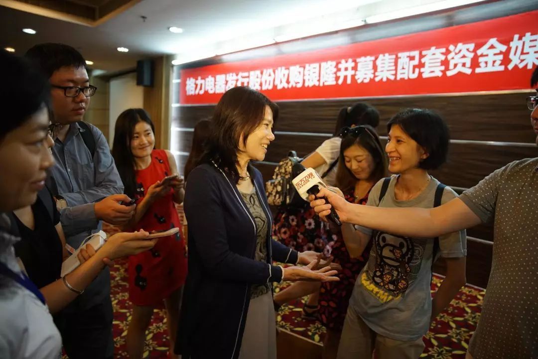 董明珠谈跟雷军10亿赌局的内幕,主持人问雷军和董明珠的十亿赌局