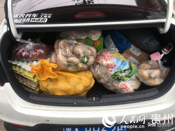 修文县三合村：志愿服务代购队送货到家