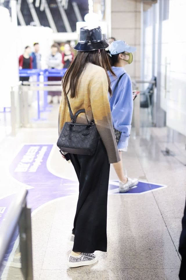 杨颖在巴黎又秀新造型，还是那件皮衣，内搭摩洛哥风长裙更美了