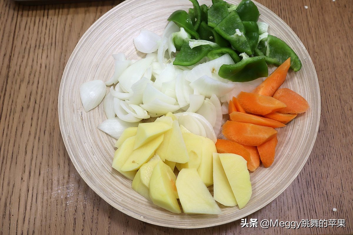 炭火烤全鸡怎么烤出外酥里嫩,焖烤全鸡也是一道杠杠的硬菜