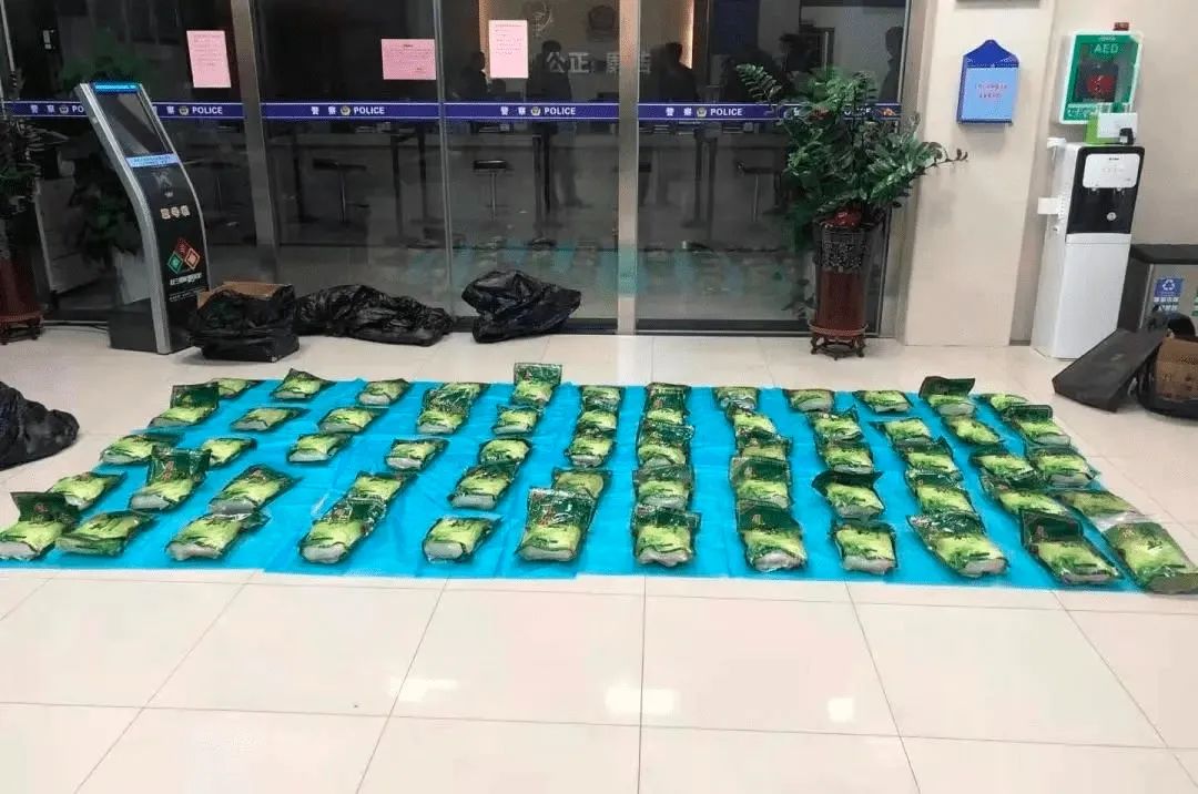 换灯泡发现毒品,换灯泡事件