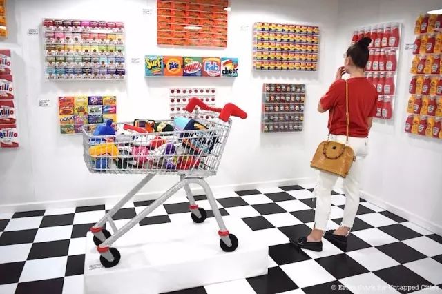 一个95后美女开了一家超市,85后美女开了一家超市