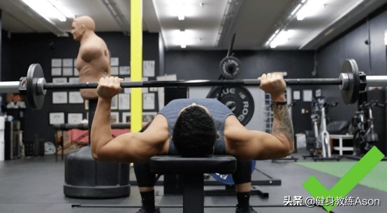 杠铃卧推右肩膀痛恢复后使不上劲,杠铃卧推肩膀容易酸得不行