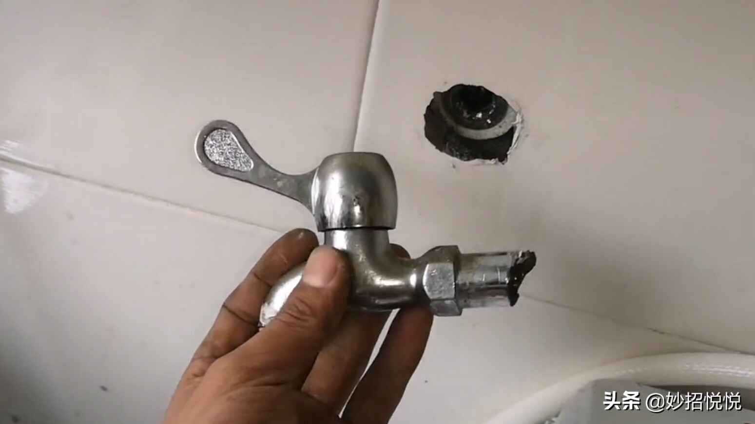 水龙头断在墙里怎么维修,水龙头断墙壁里了怎么更换