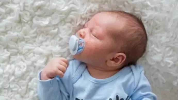 宝宝得了湿疹涂什么药膏,宝宝喝了肽敏舒奶粉湿疹更严重