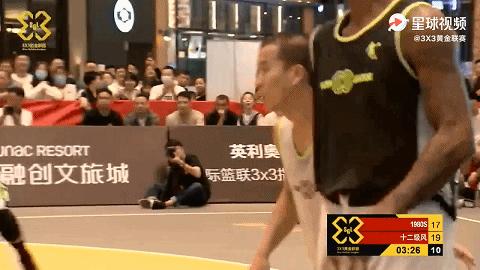 这么脏？扫堂腿+铁肘！曹芳队友与前*疆新**野球外援爆发冲突