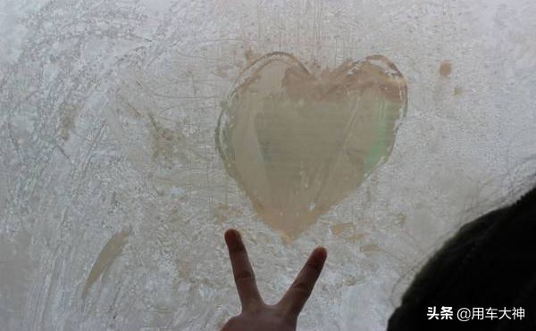 汽车玻璃起雾怎么办小妙招,车玻璃起雾用手擦的印怎么去