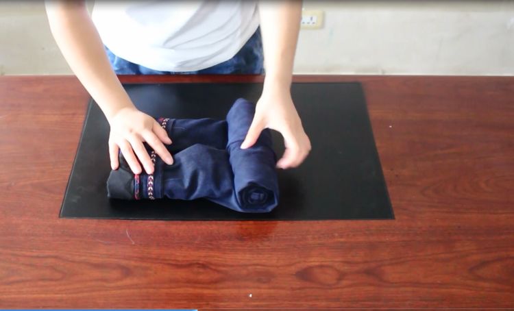 叠牛仔裤的简单叠法,叠短牛仔裤小技巧