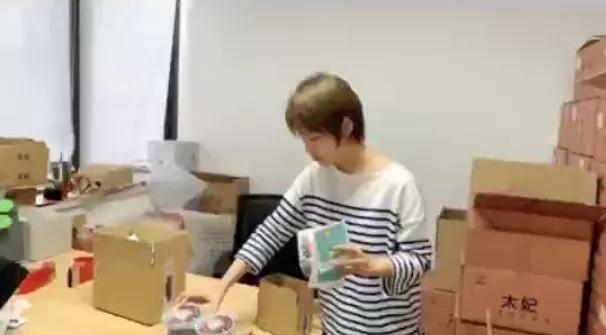 90后女孩辞职卖奶茶走红,90后卖奶茶7年