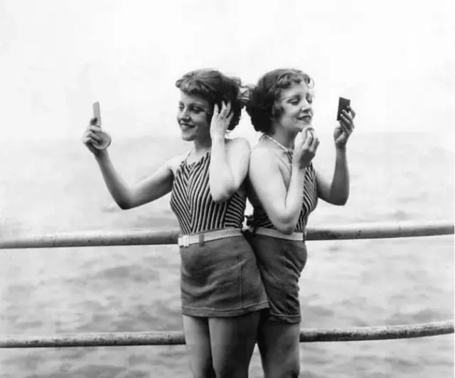 连体姐妹被抛弃意外发现暴富之路,一对姐妹花被父母抛弃