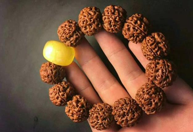 玉石手串不佩戴时如何保养,佩戴的金丝楠手串怎么保养