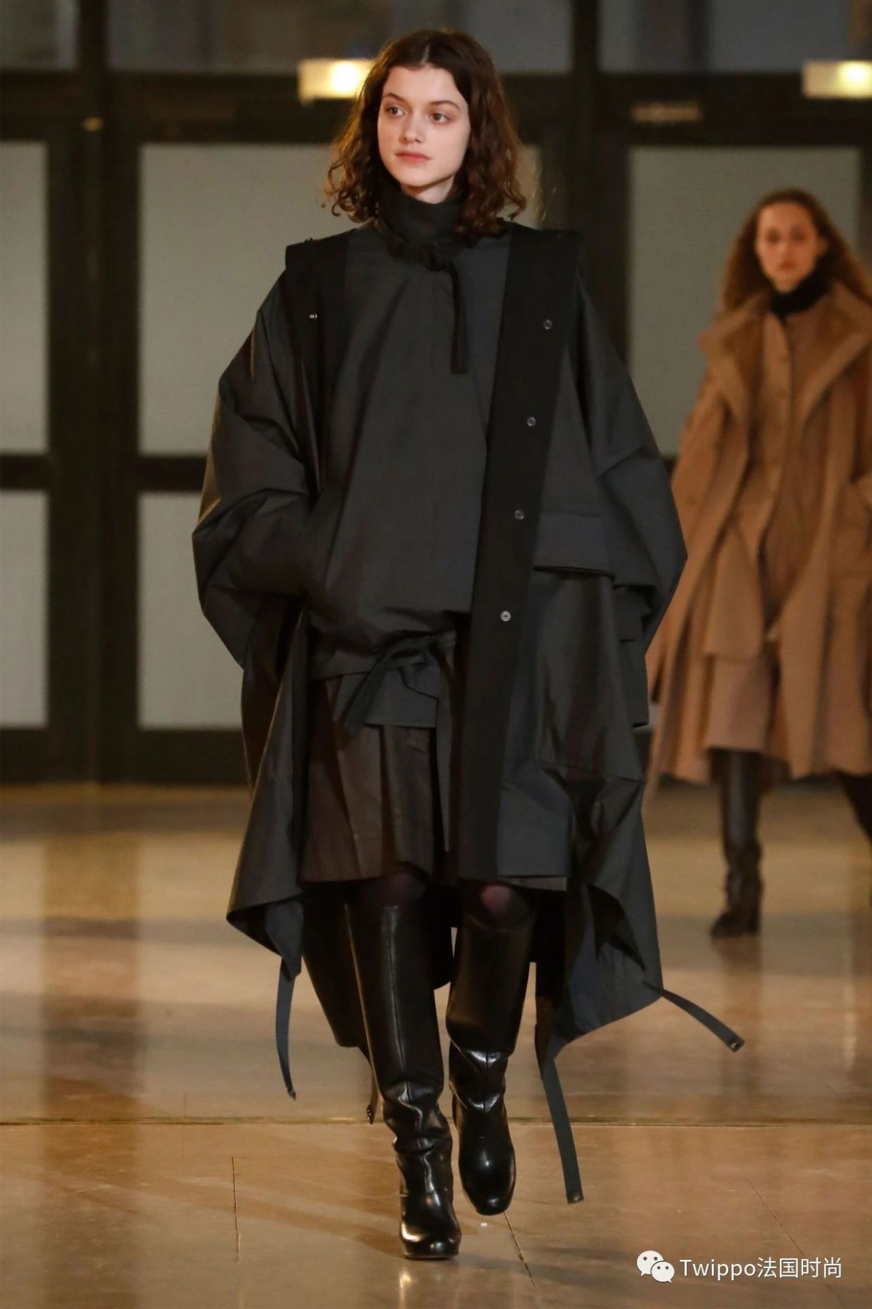 2020秋冬巴黎时装周givenchy秀场 (jacquemus 2020巴黎时装周秀场)