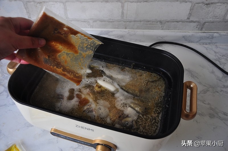 巧手主妇用海鱼做酸菜鱼，味道也不错，汤鲜肉也美味，都说味不错