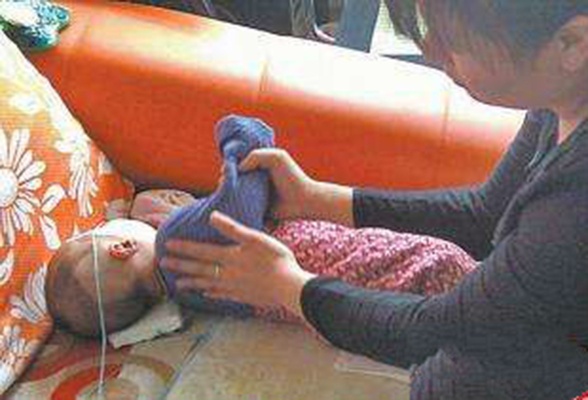 宝宝掉床怎么判断是否有危险,宝宝掉床解决办法