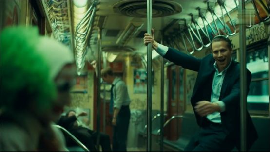 《小丑》里的亚瑟：一个畸形社会背后的“英雄”