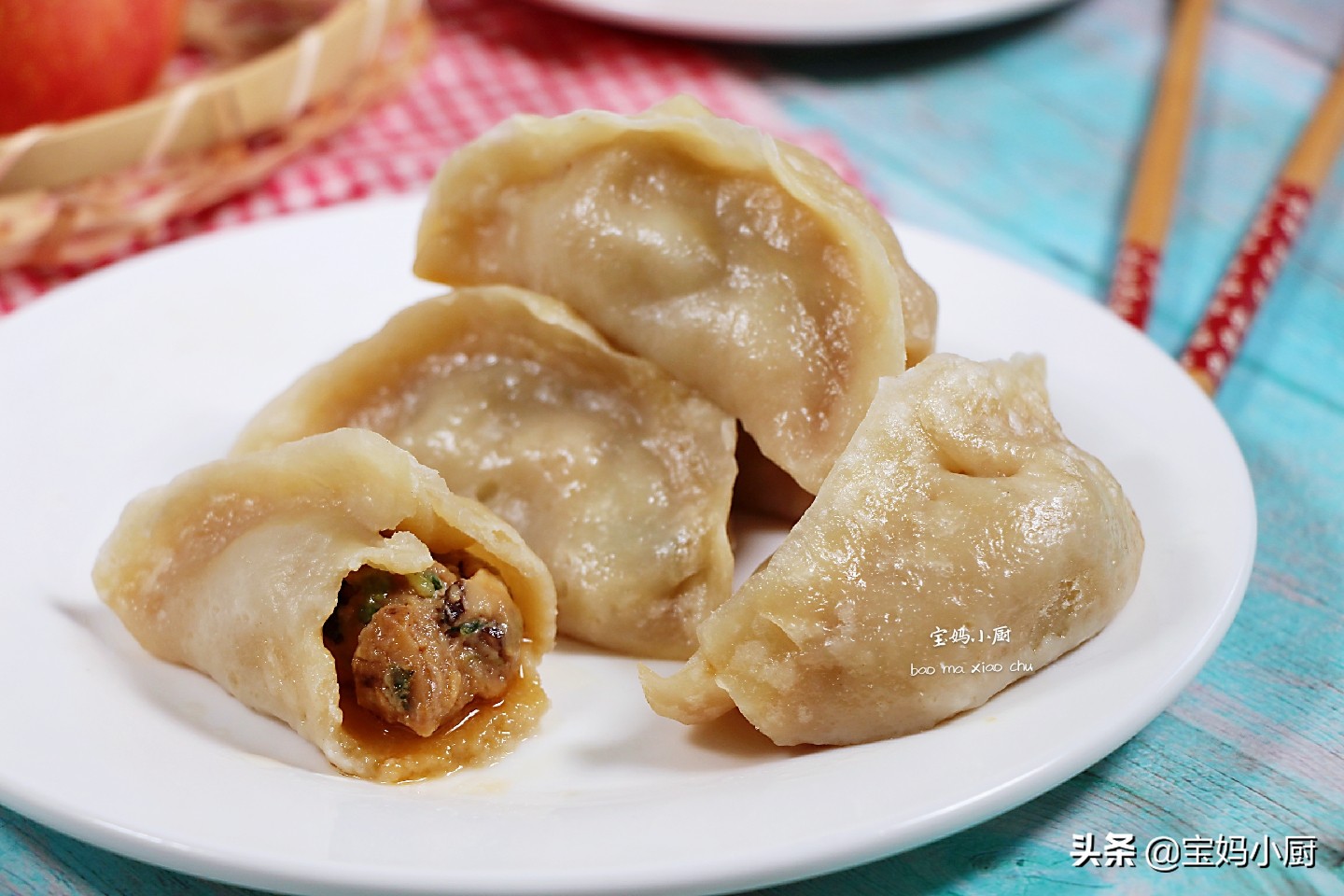 蒸饺皮硬，是你和面的水没用对，照着做，软乎乎，放一天都不硬