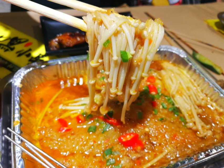 阳春四月夜，8男1女在郑州政七街花680块钱怼烤串，咧两瓶红花郎