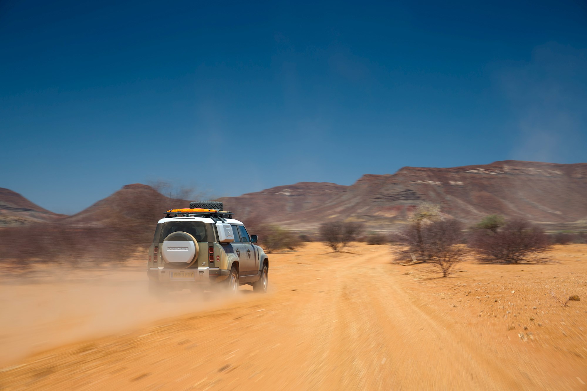 非洲三天“魔鬼”拉练，看海外编辑如何评价新一代路虎卫士