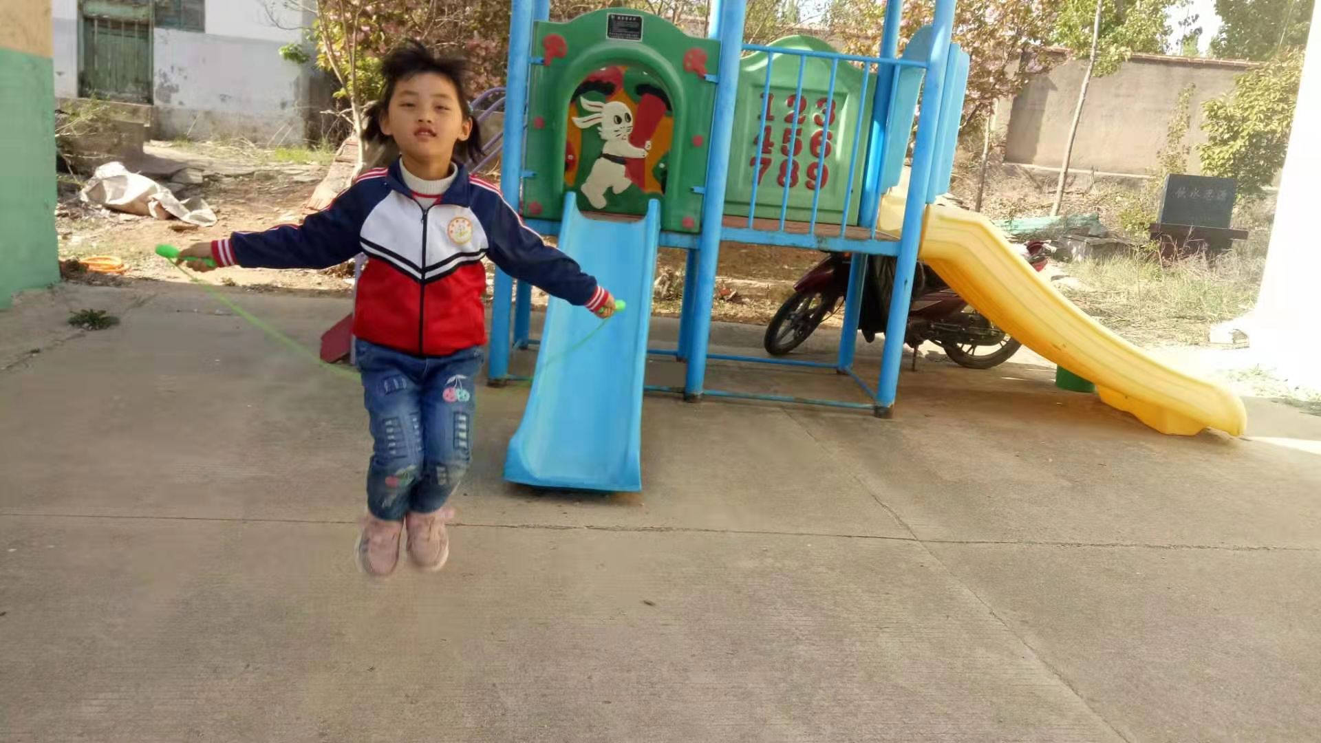 幼儿园大班花样跳绳14人队形,绳彩飞扬跃动跳绳比赛视频