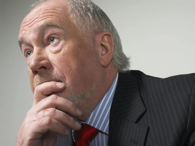 上年纪后,头发一抓就掉一把?别认为是衰老,和4种问题有关