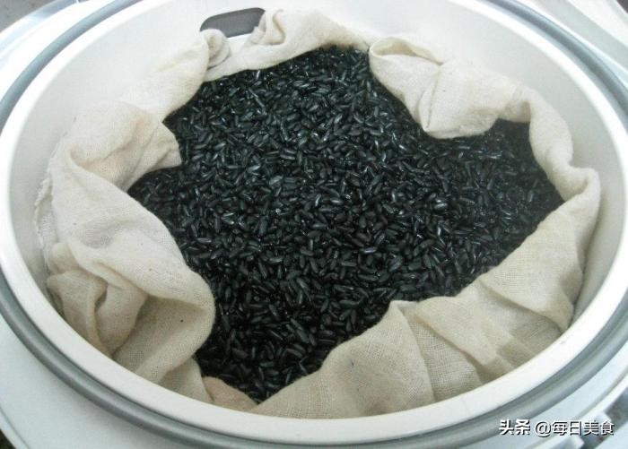 农村长在地上的野蓝莓,农村山里的一种野果