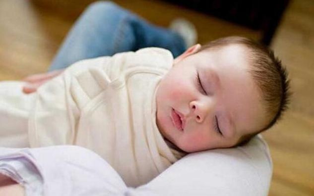 为什么宝宝抱着睡得香放着就醒,50天宝宝抱着睡得香放下就醒