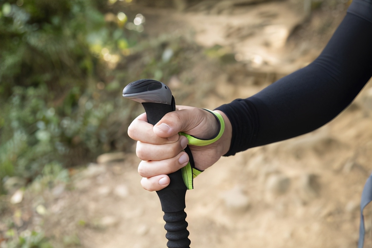单支登山杖使用方法徒步技巧,户外登山初学者登山杖怎样选