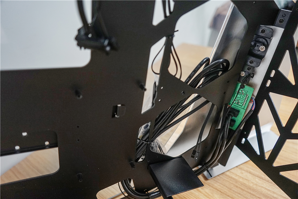 科技以灯为本，3600X+B450+BMR-24水冷+大水牛铁血战士机箱装机秀