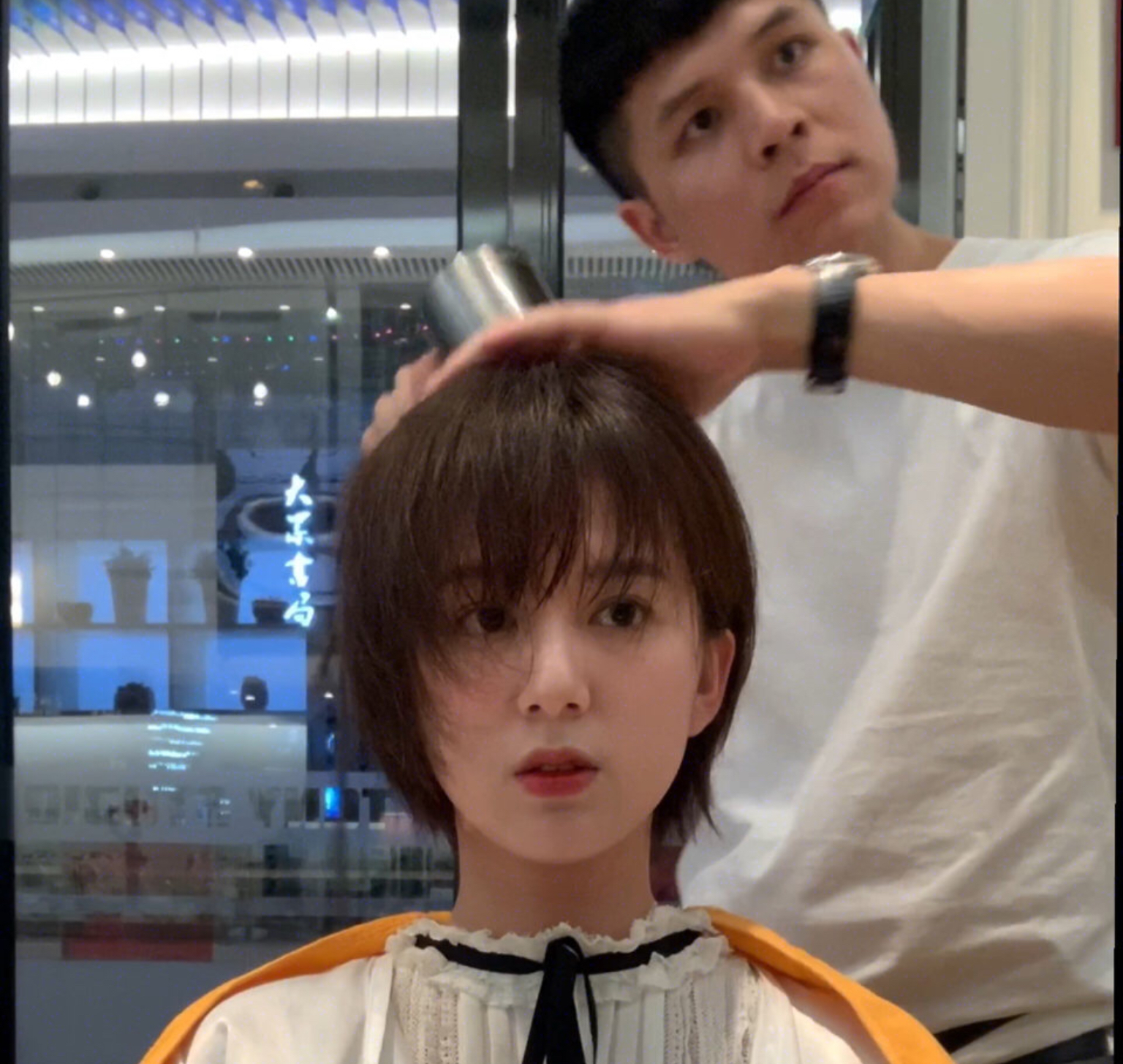 适合圆脸女生的锁骨纹理烫中短发,适合圆脸额头尖男生的发型纹理烫