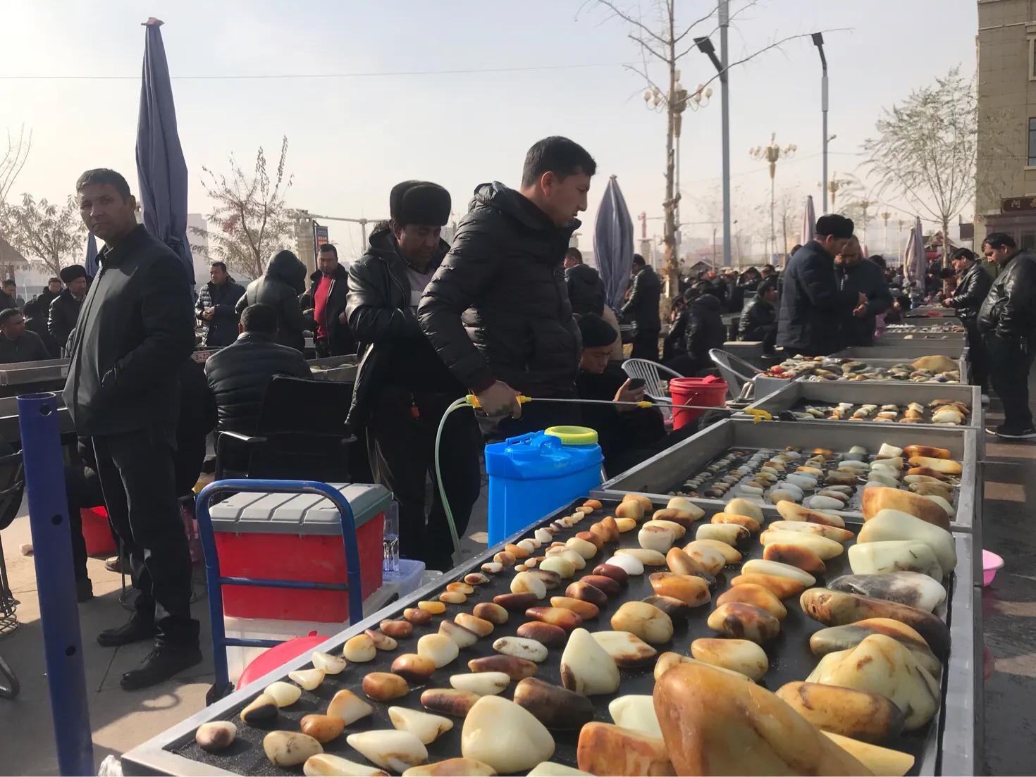 “双十二”上千主播在和田玉都彻夜直播卖美玉