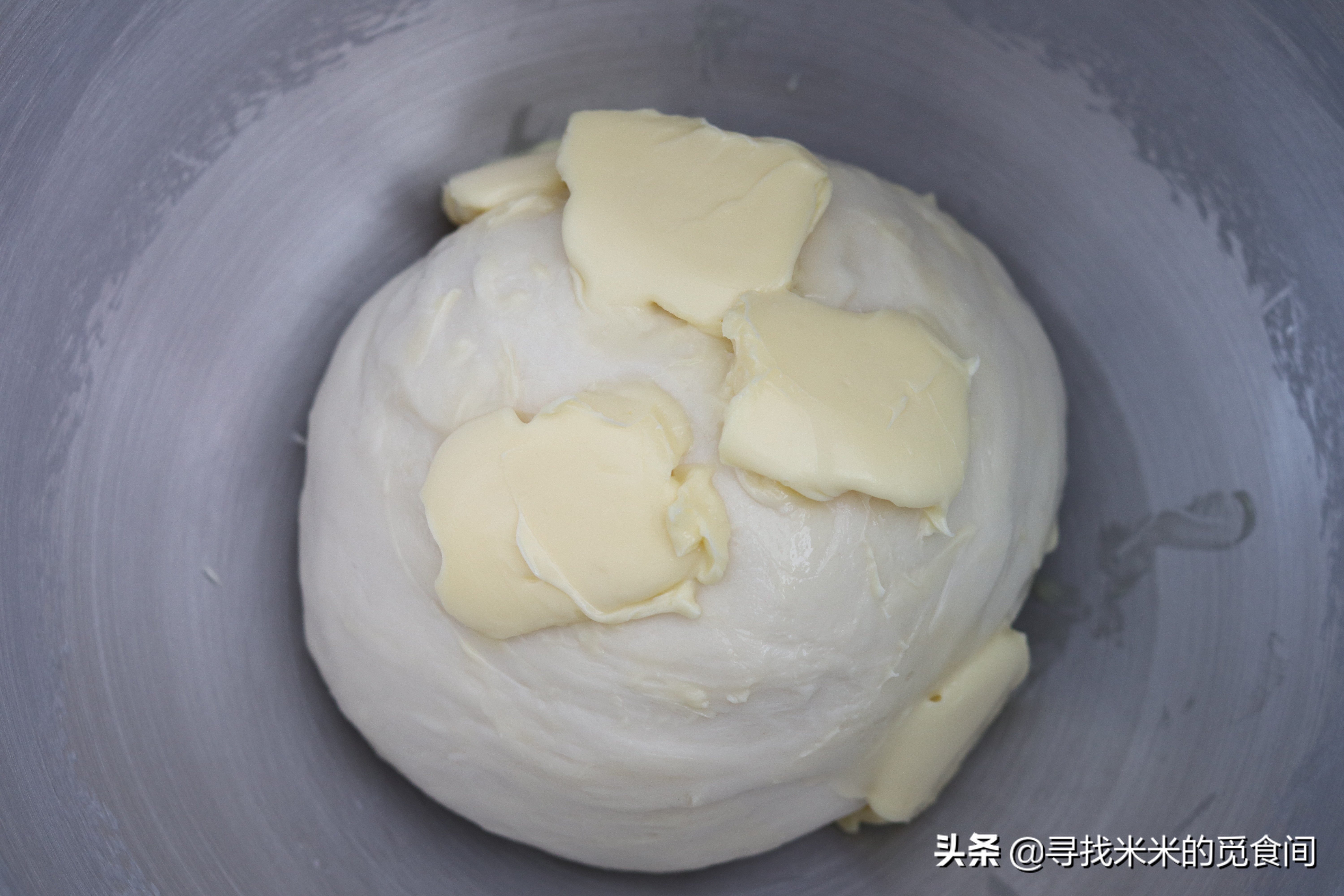 奶香浓郁的小餐包,怎样做软糯奶黄小餐包