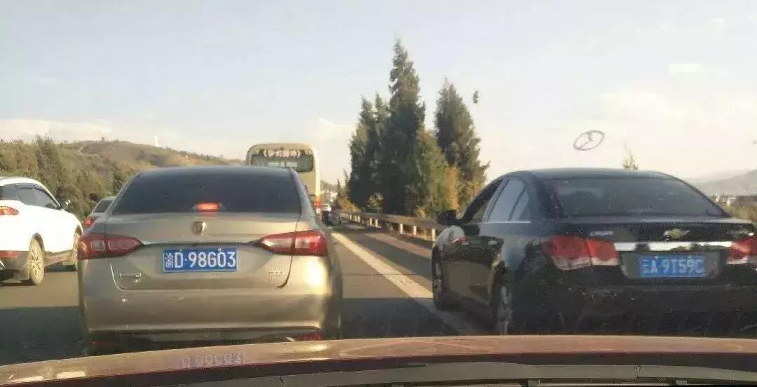 返程高速车流,返程大军挤爆沪渝高速