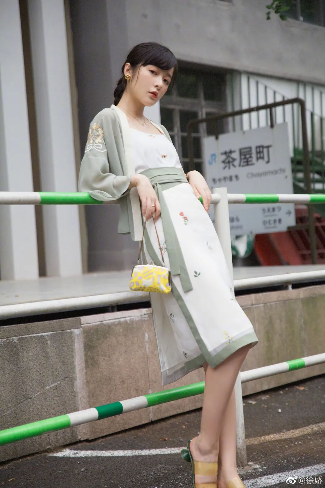 满大街都是浓浓的过节气息,满大街都是国风的衣服