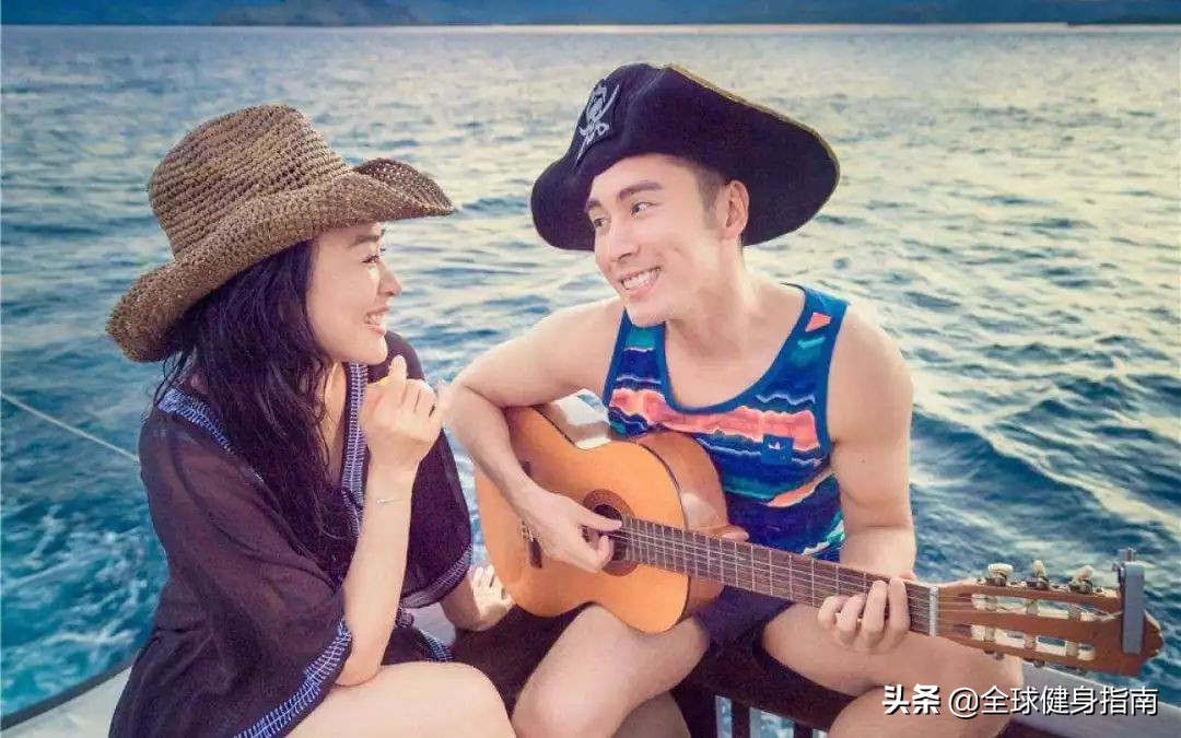 钟丽缇张伦硕人鱼夫妇跳舞视频,54岁钟丽缇穿红色人鱼装