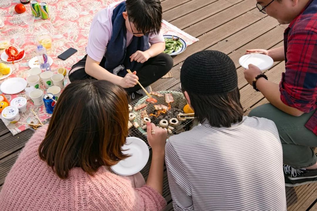 趁着午休两小时，他们在天台上组了个jió盆烤肉趴