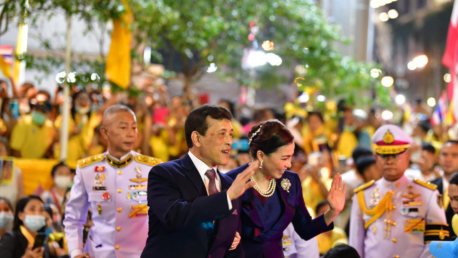 泰国人民很爱国王,拿着国王的签名激动万分,拉玛十世很是欣慰