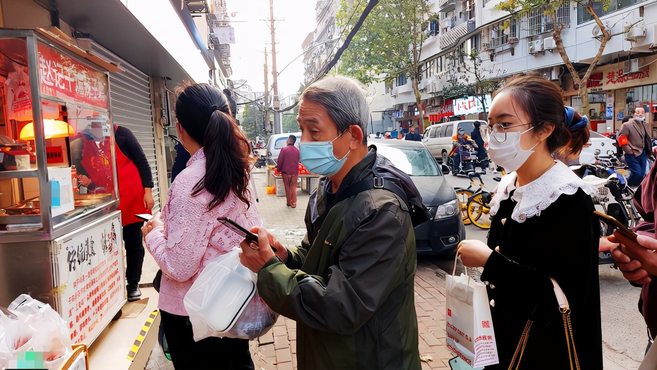 武汉霸气小吃店:只有3种美食,6元一个,已开30年每天都排队