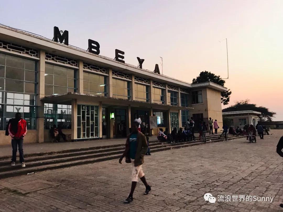 流浪非洲，乘坐中国援建火车去赞比亚，满满的亲切