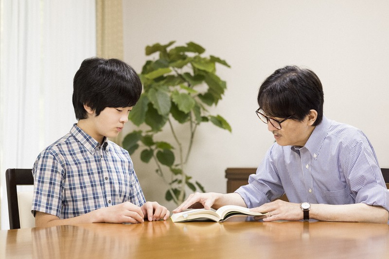 日本王室悠仁小王子的视频,小王子悠仁度假天皇夫妇护驾