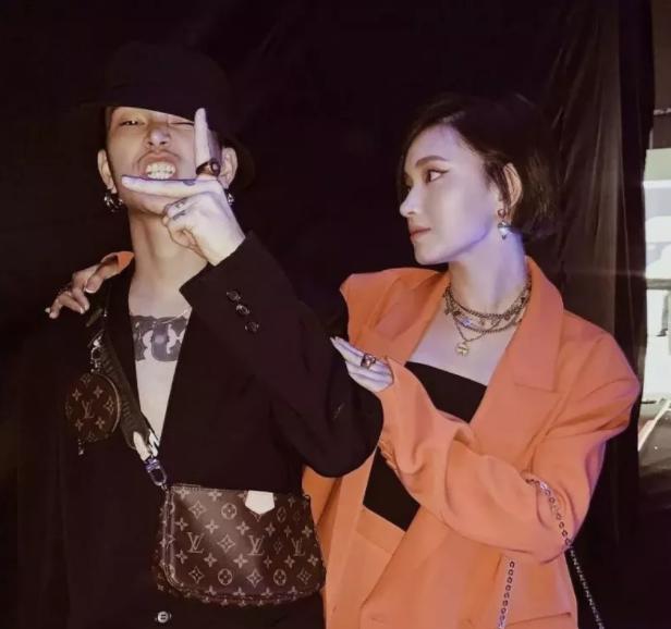 帮人代购lv包包应该收多少代购费,lv麻将包真假鉴定深圳