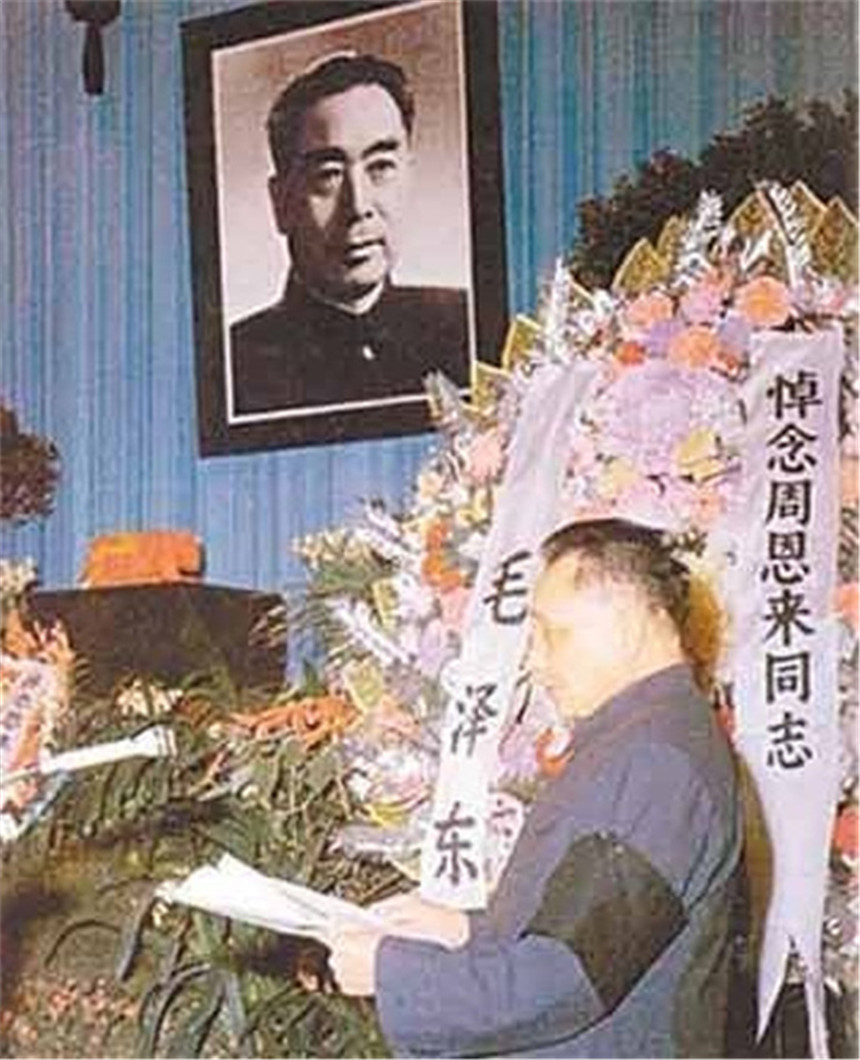 1976年周总理不幸逝世，毛主席流泪仰天长叹：恩来，你还是走了啊