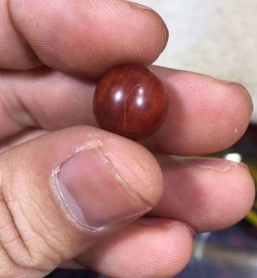 小叶紫檀有点开裂怎么办,小叶紫檀开裂用紫光灯可以看出吗