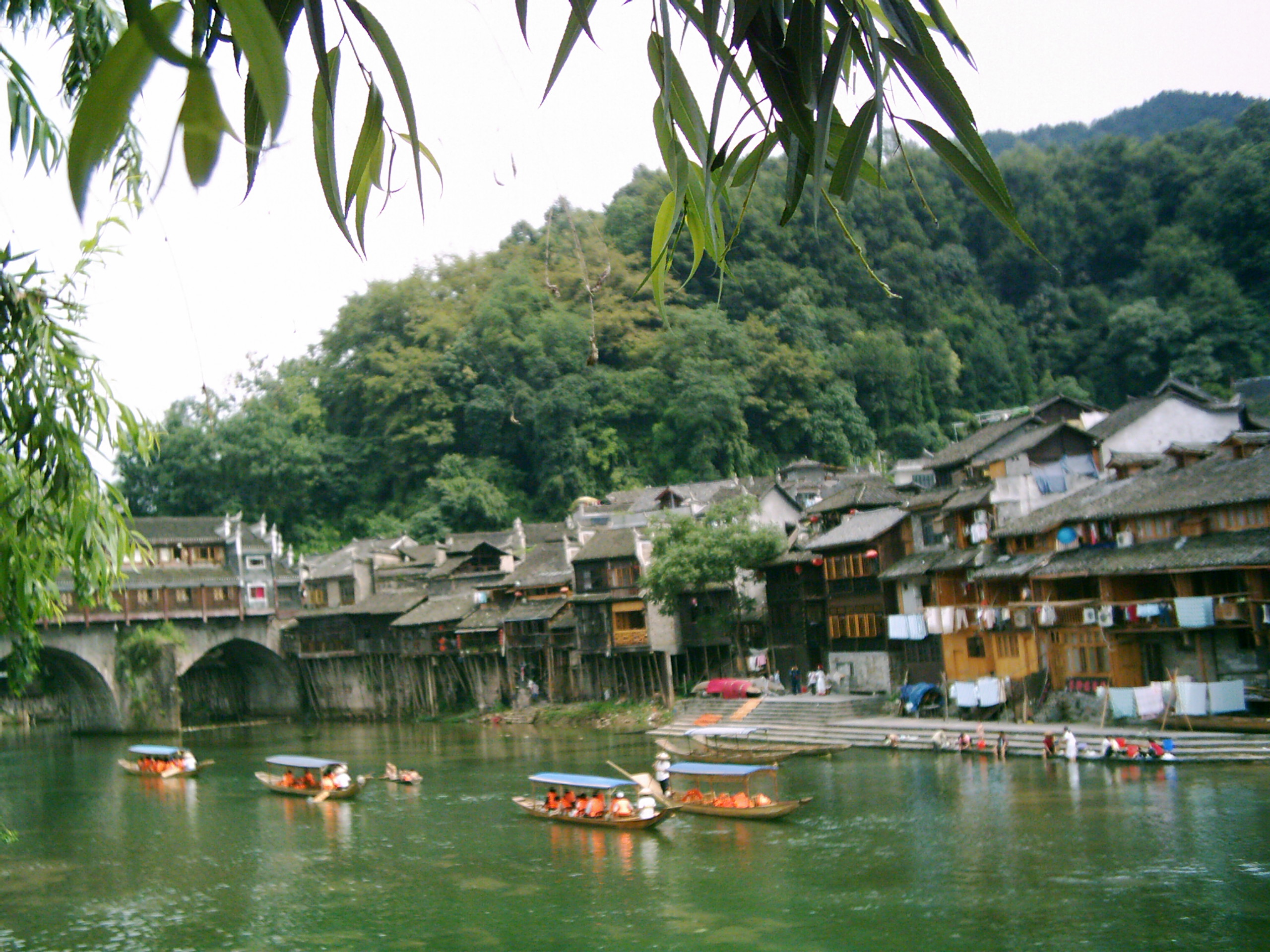 凤凰古城下雨值不值得去,长沙凤凰古城值不值得买