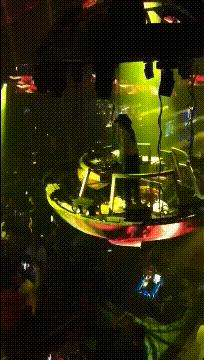 豪车旁边一辆自行车搞笑图,搞笑豪车旁边单车图