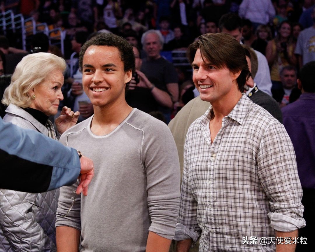 57岁阿汤哥比24岁黑人养子年轻太多！星二代是光环还是诅咒？
