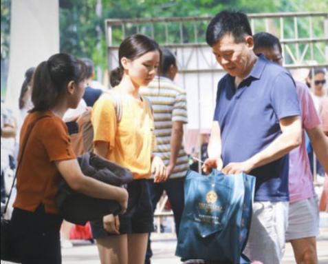 快递小哥送快递搞笑,快递搞笑的收件人名字男生