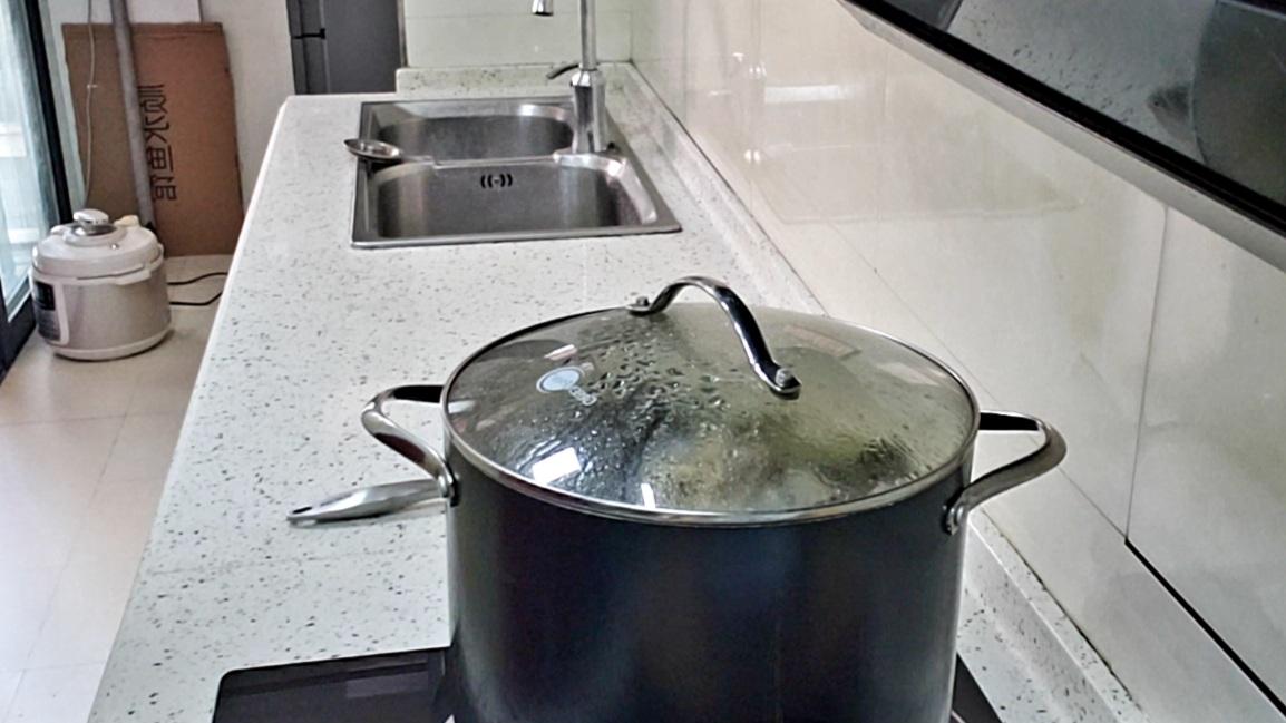 藏了一个冬天的腊猪脚，春天这样做脱骨滑嫩，汤汁香浓，太给力了