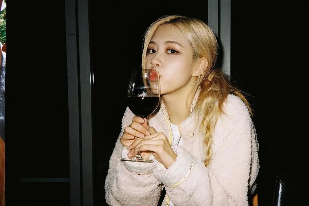 blackpink的朴彩英rosie,blackpink朴彩英澳洲玫瑰歌名